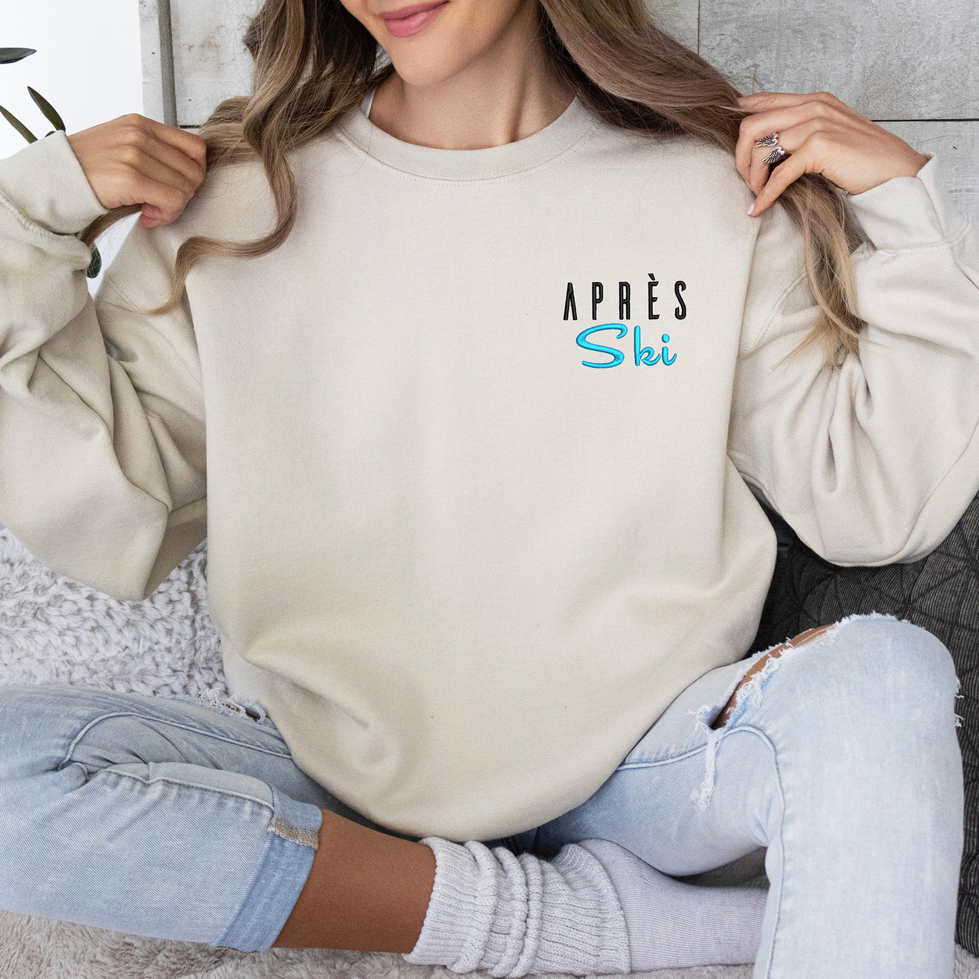 Apres Ski Embroidered Sweatshirt-Sand